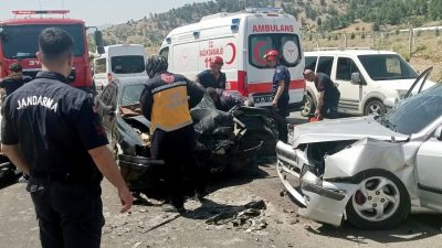 Kahramanmaraş’ta iki otomobil kafa kafaya çarpışması sonucu 2’si bebek 5