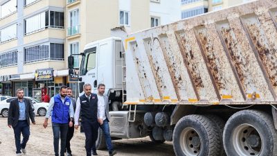 Onikişubat’ın yaşam kalitesini yükseltmek hedefiyle 7/24 mesai yaparak ilçenin yol
