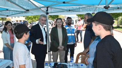 YKS için KSÜ’de oluşturulan bekleme noktasında öğrenci ve velilerle bir