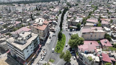 Büyükşehir Belediyesi, Dulkadiroğlu’nun en işlek arterlerinden Fetih Bulvarı’nda başlattığı asfalt