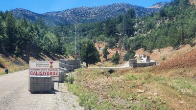 Büyükşehir Belediyesi, Göksun’da Kaleboynu Mahallesi’ne bağlı Kırıkkuyu mevkiinde kilit parke