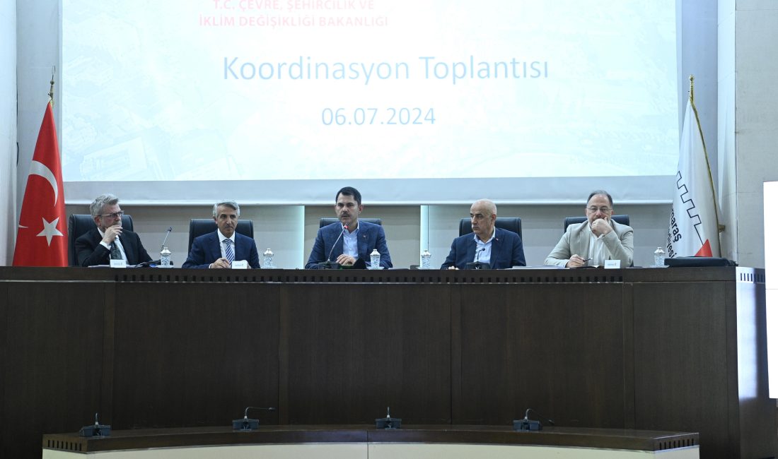 Bakan Kurum: “Hemşehrilerimizi Yeni Yuvalarına Kavuşturacağız” Büyükşehir Belediye Başkanı Fırat Görgel, programı kapsamında Kahramanmaraş’a gelen Çevre,