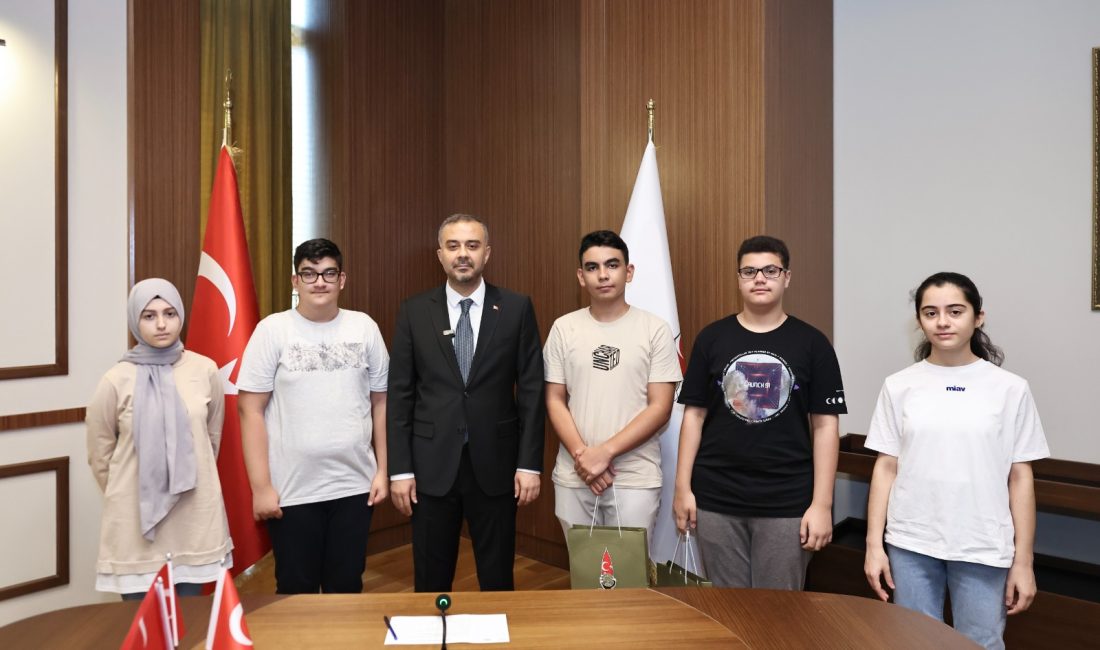 Başkan Toptaş, LGS’de Türkiye Birincisi Olan 5 Öğrenciyi Ödüllendirdi Onikişubat Belediye Başkanı Hanifi Toptaş, 2024 Liselere Geçiş Sistemi (LGS)