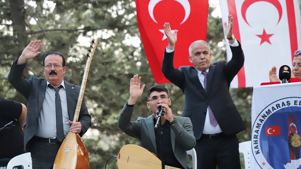 Halk ozanlarından muhteşem atışmalarıyla vatandaşlara seslenen aşıklar, uzun süre alkışlandı
