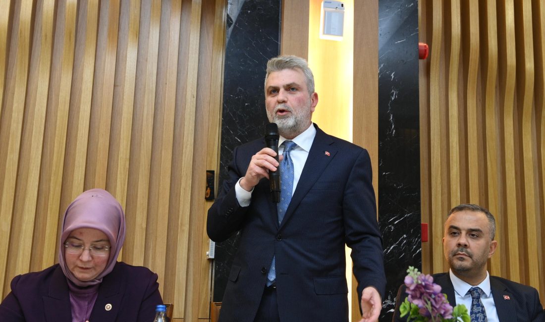 AK Parti İl Başkanlığının düzenlediği sahur programında basın mensuplarıyla bir