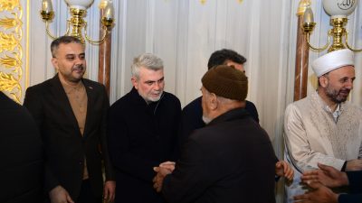 Abdülhamid Han Camii’nde kılınan bayram namazının ardından vatandaşlarla bir araya