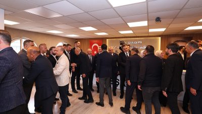 
AK Parti Kahramanmaraş İl Başkanlığı'nda Bayramlaşma Programı Düzenlendi
