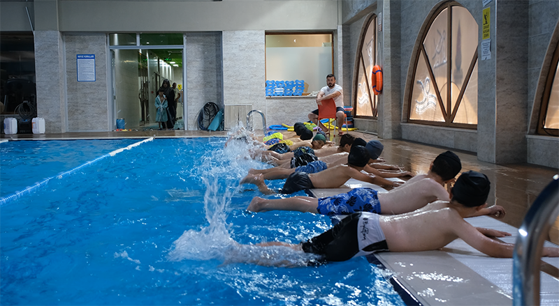 Yaz tatilini hem eğlenceli hem de verimli geçirmek isteyen çocuklar