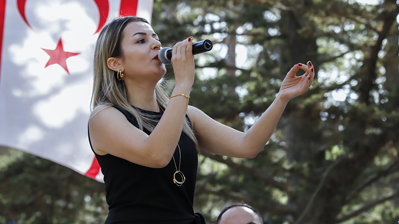 Türk Halk Müziği’nin parlayan yıldızı Aynur Özdemir, müzikseverlerin uzun süredir