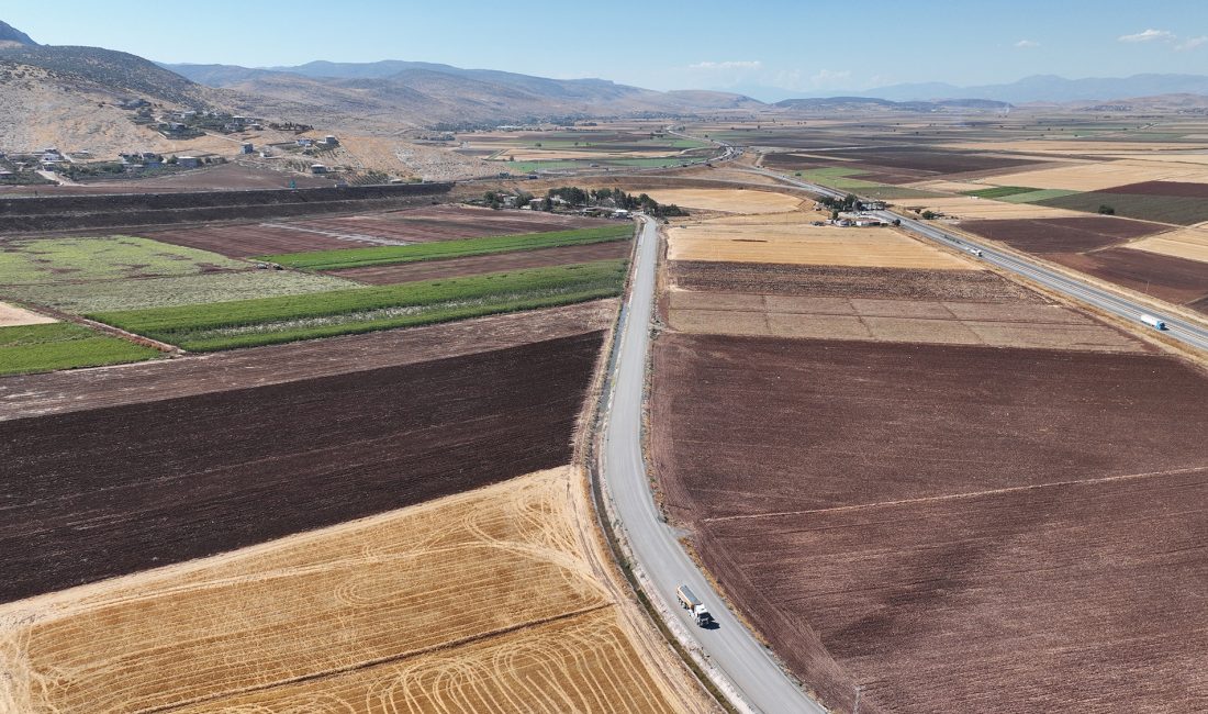 Büyükşehir Belediyesi, Pazarcık’ın kırsal mahallelerini Kahramanmaraş – Gaziantep Karayoluna bağlayan