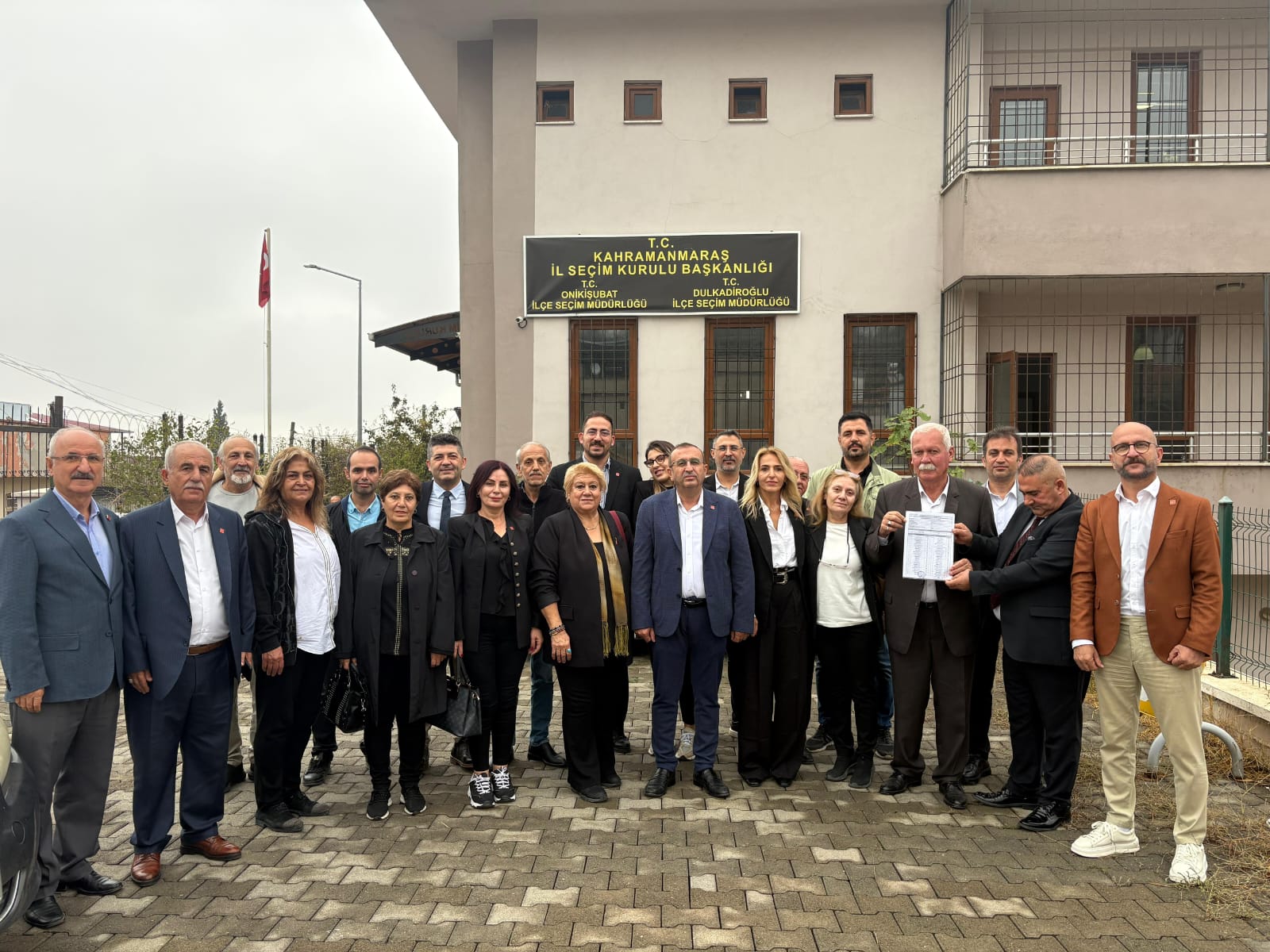 Cumhuriyet Halk Partisi (CHP) Kahramanmaraş İl Başkanı Ünal Ateş, mazbatasını