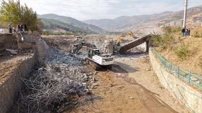 Büyükşehir Belediyesi, Türkoğlu’nun Şekeroba Mahallesi’nde 34 metre uzunluğunda modern bir