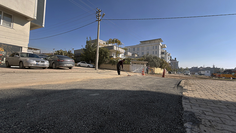 Dulkadiroğlu’nda Bozulan Yollar Sıcak Asfaltla Yenileniyor