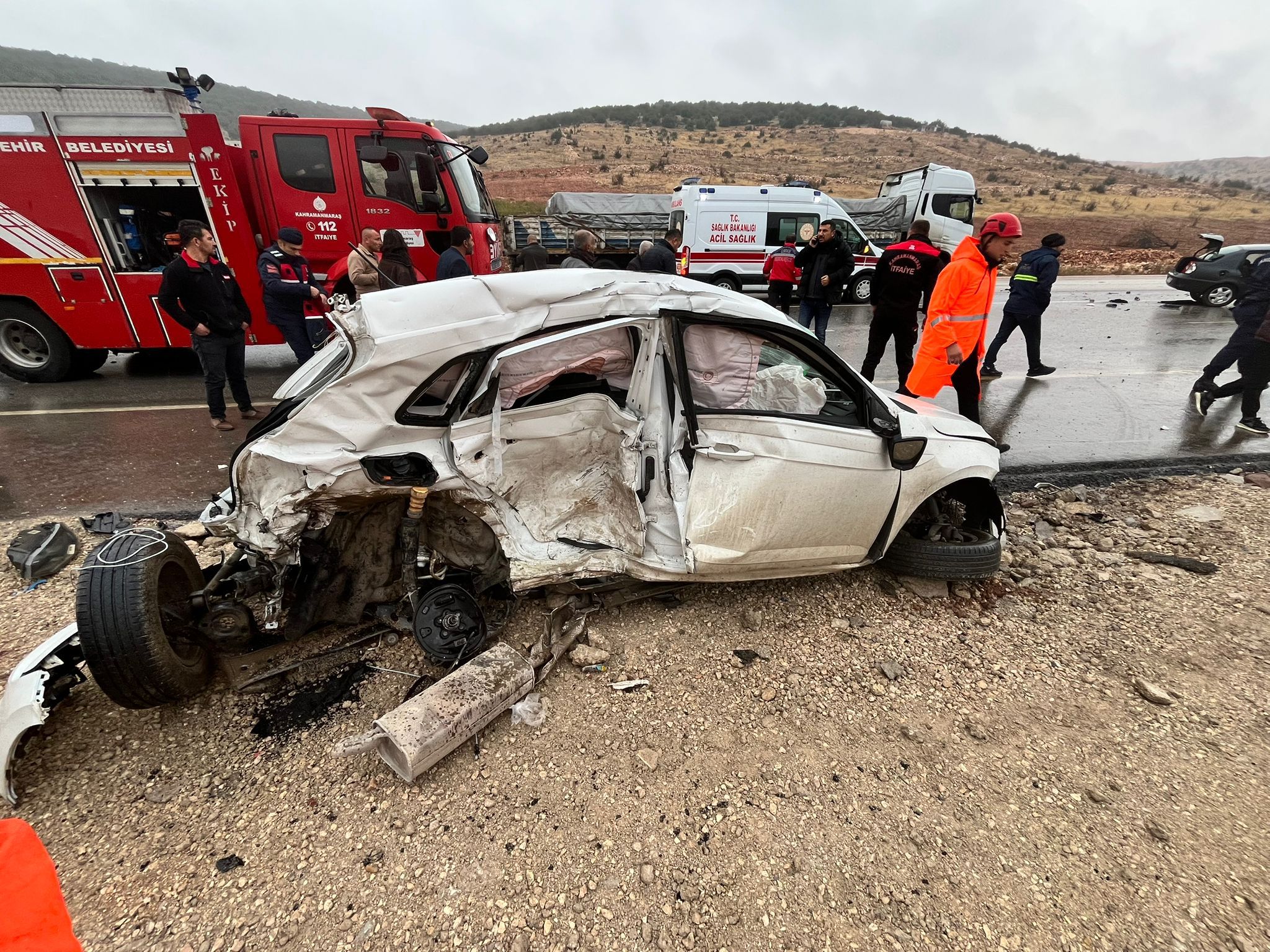 Kahramanmaraş’ın Pazarcık ilçesinde iki otomobilin çarpışması sonucu meydana gelen trafik