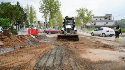 Büyükşehir Belediyesi ve KASKİ ekipleri, aşırı sağanak yağış alan bölgelerde