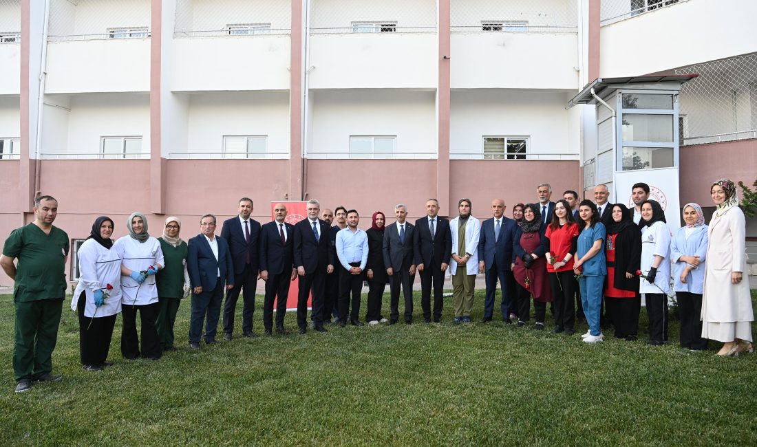 Bayram Coşkusu Şehrin Ulu Çınarlarıyla Paylaşıldı Kurban Bayramı’nın ilk günü Şehit Hakan Duyğal Huzurevi, Yaşlı Bakım