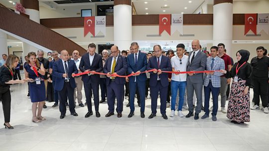 Kahramanmaraş’ta Genç Girişimciler Projeleriyle Yarıştı Kahramanmaraş'ta gençlerin girişimcilik potansiyelini ortaya çıkarmak ve yenilikçi fikirlerini desteklemek