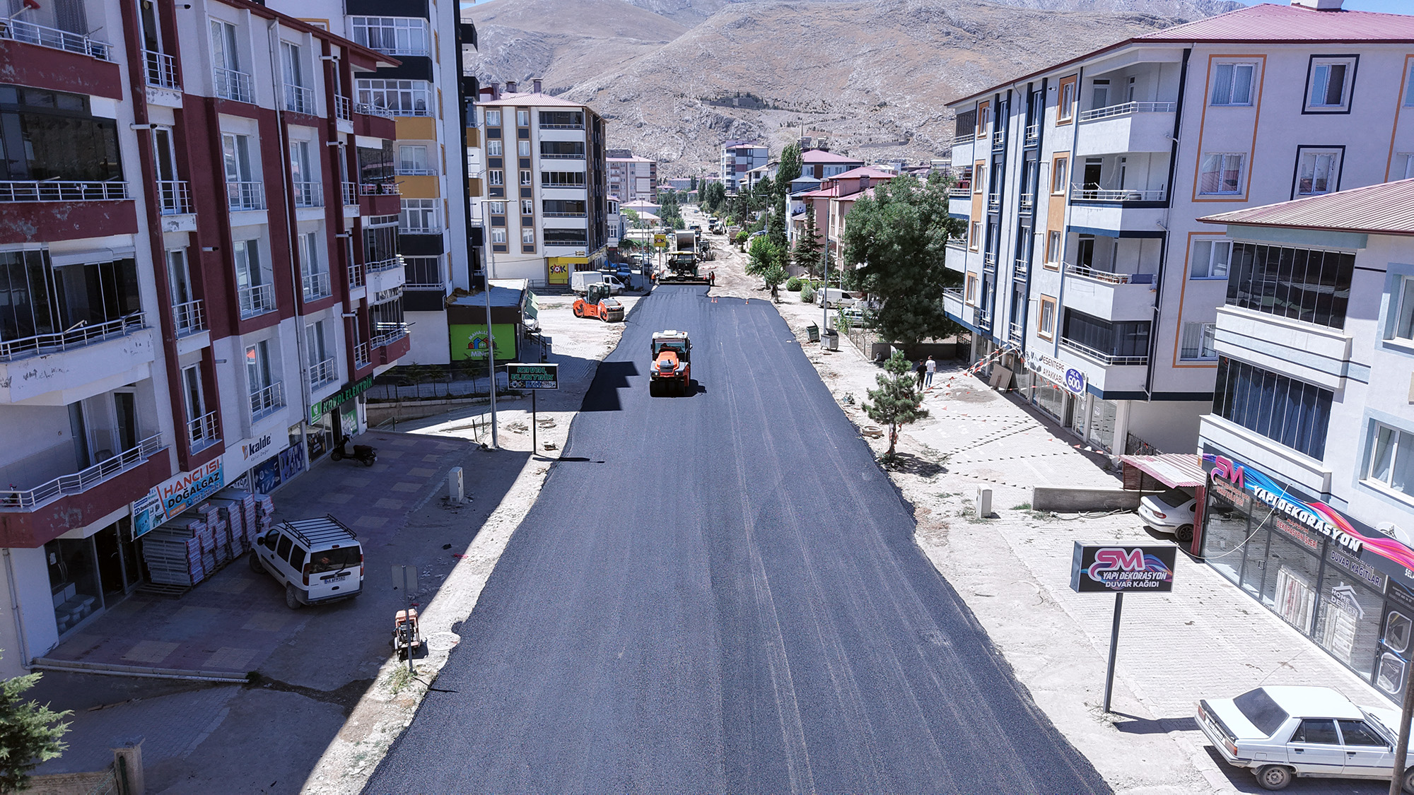 Büyükşehir’den Yeni Haftada 4 İlçe 37 Farklı Noktada Sıcak Asfalt Mesaisi Büyükşehir Belediyesi, asfalt programı kapsamında 20 – 26 Temmuz tarihleri