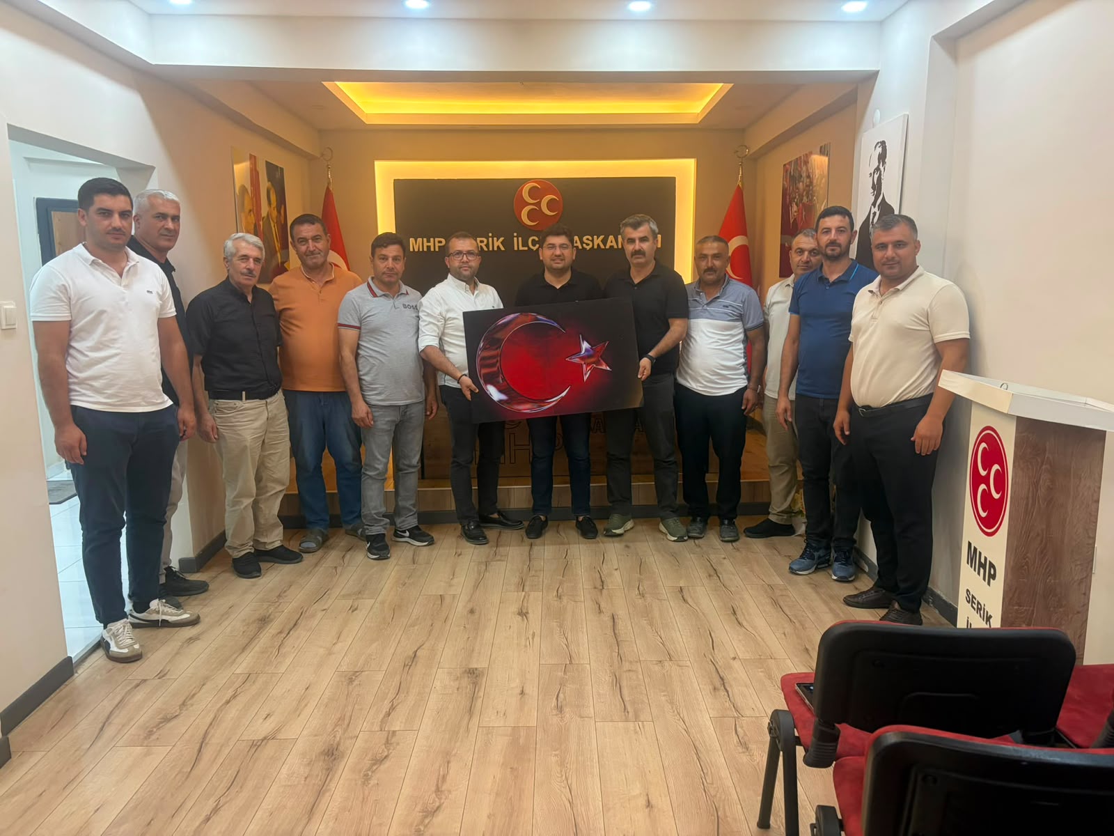 Serik Kahramanmaraşlılar Derneği’nden MHP Serik İlçe Başkanı Ahmet Güzel’e Hayırlı Olsun Ziyareti Antalya’nın Serik ilçesinde faaliyet gösteren Serik Kahramanmaraşlılar Derneği, Milliyetçi Hareket