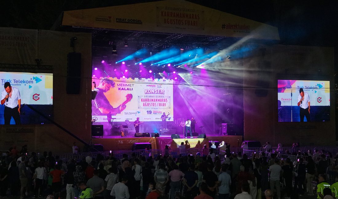 Mehmet Kalalı ve Bir Başka Orkestra’dan Ağustos Fuarı’nda Müzik Şöleni Geleneksel Ağustos Fuarı’nın 19’uncu gününde sahne alan Mehmet Kalalı ve