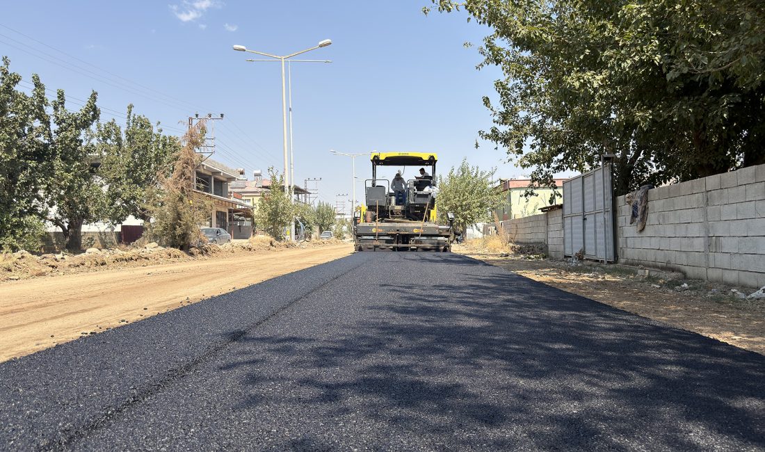 Büyükşehir, Türkoğlu Beyoğlu’nun Ana Bulvarını Sıcak Asfaltla Yeniliyor Büyükşehir Belediyesi, Türkoğlu Beyoğlu Mahallesi’nin ana ulaşım güzergâhı olan Şehit