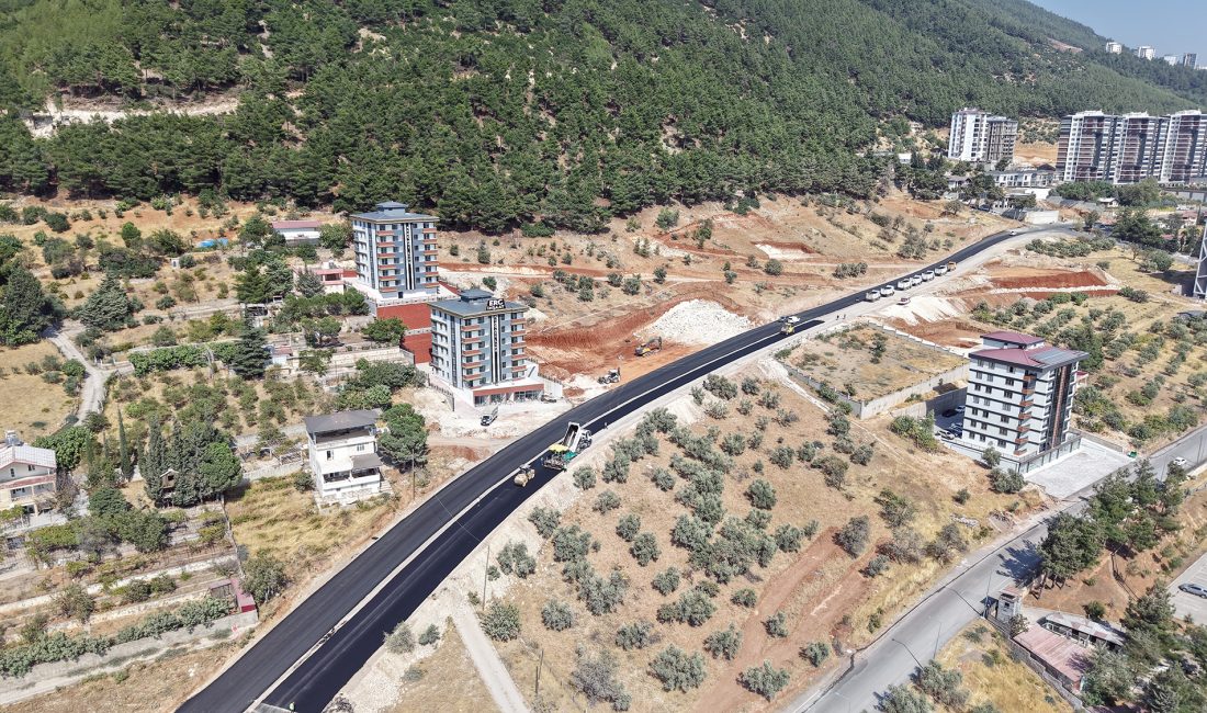 Doğu-Batı Ulaşımına Nefes Olacak Güzergâhta Asfalt Mesaisi Sürüyor Büyükşehir Belediyesi, şehrin doğu – batı yönüne kesintisiz ulaşım sağlayacak