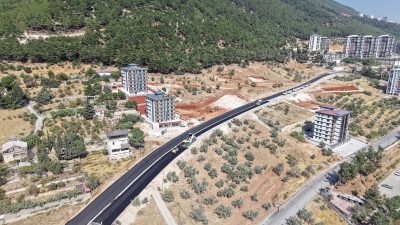 Doğu-Batı Ulaşımına Nefes Olacak Güzergâhta Asfalt Mesaisi Sürüyor Büyükşehir Belediyesi, şehrin doğu – batı yönüne kesintisiz ulaşım sağlayacak