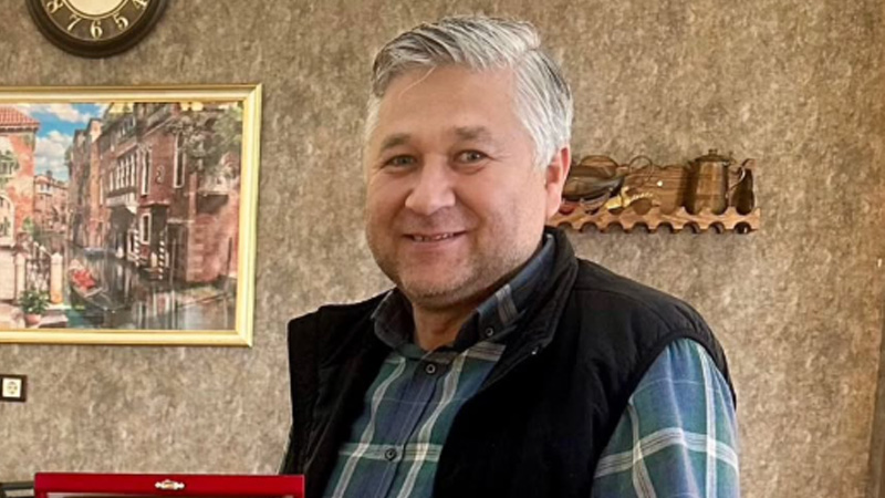 Gönüllere Dokunan İsim: Osman Nergiz İyilik Görünür Olduğunda Değil, Örnek Olduğunda Çoğalır Kahramanmaraş’ın Türkoğlu ilçesinin ve bölgenin marka işletmelerinden Mado Türkoğlu Kafe’nin