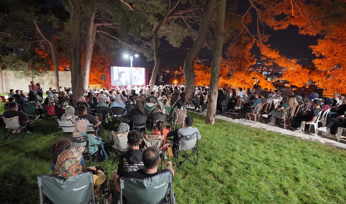 Büyükşehir, Tarihin Kalbinde “Neşeli Günler”i Yeniden Yaşattı Büyükşehir Belediyesi, geçmişin sevilen etkinliği Kale Sineması’nı Tarihi Kahramanmaraş Kalesi’nde