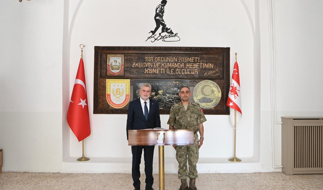 Başkan Görgel’den Gülecen, Kan ve Güler’e Ziyaret Büyükşehir Belediye Başkanı Fırat Görgel, Kahramanmaraş İl Jandarma Komutanı Tuğgeneral
