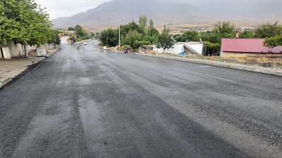 Büyükşehir Belediyesi, Ekinözü’nde altyapısı tamamlanan yolları sıcak asfaltla buluşturuyor. Öztürk