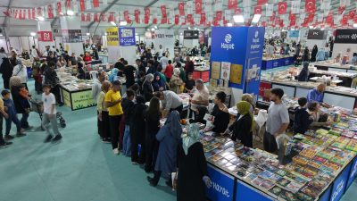 Kahramanmaraş Kitap Fuarı’nda Dokuzuncu Günde De Ziyaretçi Yoğunluğu Büyükşehir Belediyesinin “Gel ve Fark Et” temasıyla düzenlediği 11. Uluslararası
